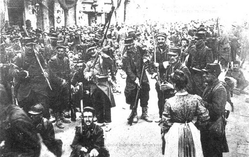 1907 06 19 A Beziers le 17eme régiment met crosses en l'air face aux viticulteurs