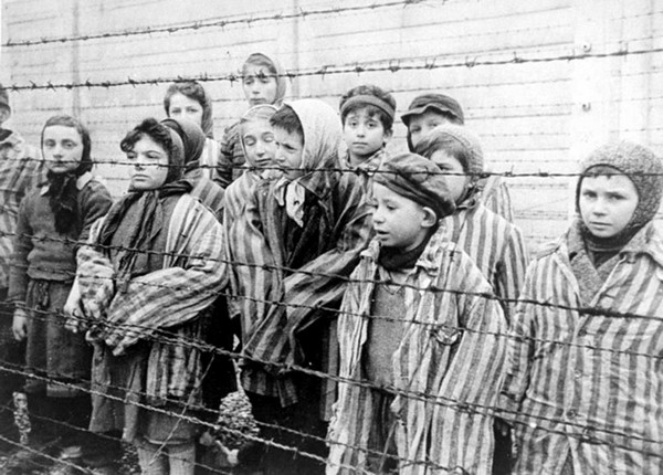 pres-de-200-enfants-de-moins-de-15-ans-vetus-de-tenues-rayees-plus-ou-moins-a-leur-taille-sont-decouverts-lors-de-la-liberation-du-camp-d-auschwitz-janvier-1945